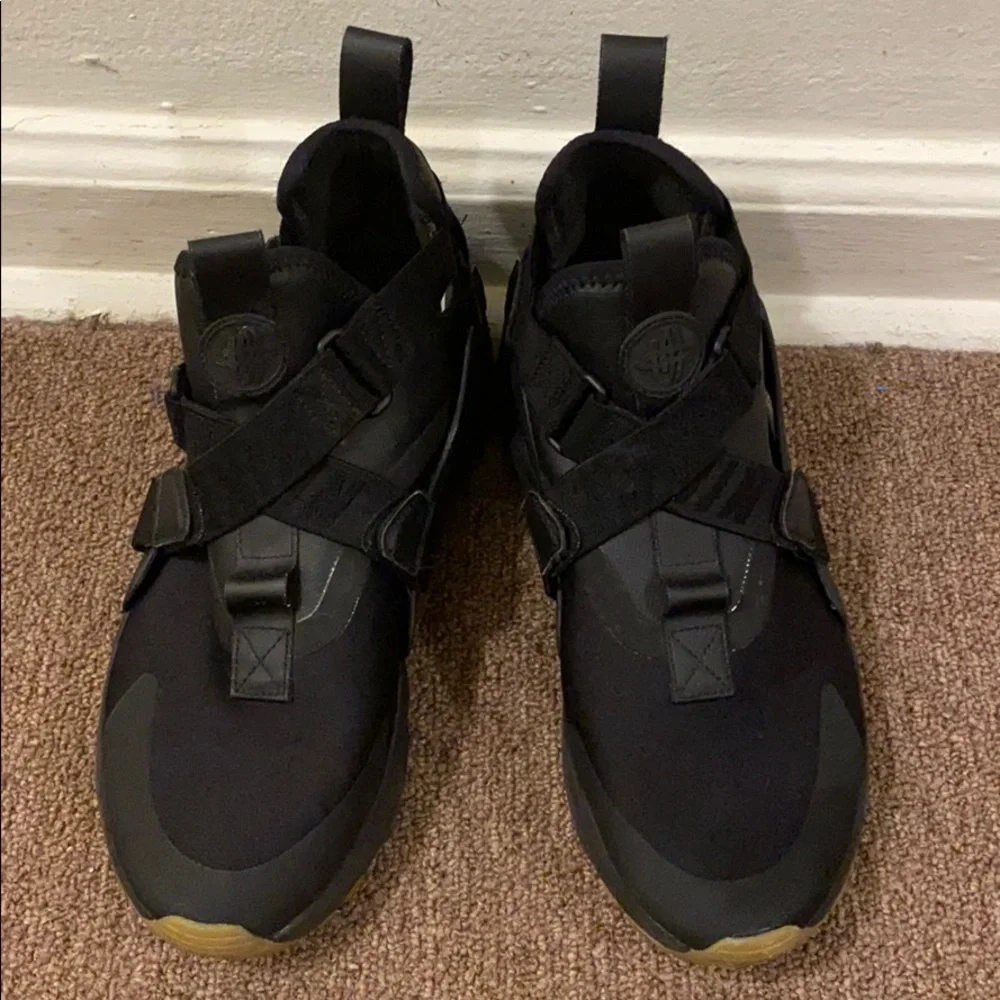 Nike Womens Air Huarache City 'Black Gum' RARE size 9.5